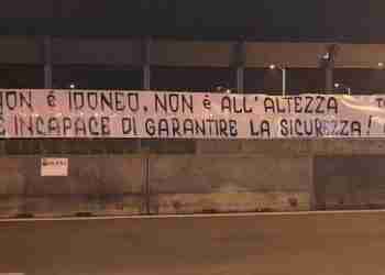 Gli striscioni di protesta dei supporter della Cavese ph pagina facebook Io tifo Cavese