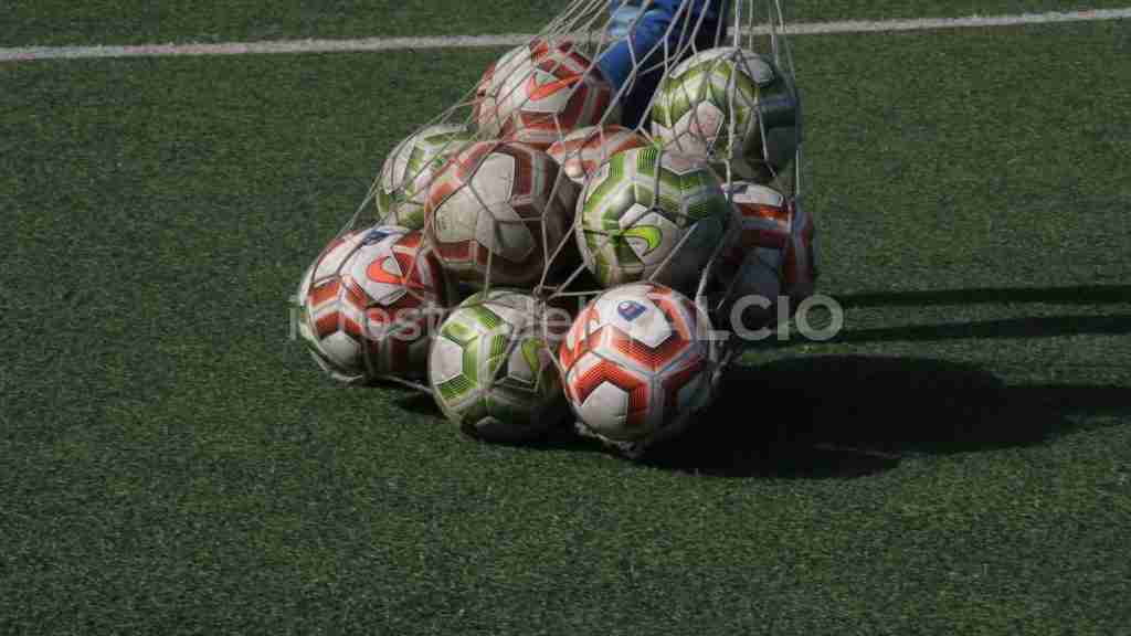 Il pallone utilizzato nei campionati dilettantistici italiani di calcio per la stagione 2021 2022. Foto La Ragione.